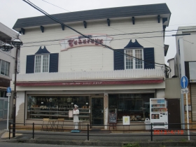 やきたてのパンとケーキ　タカラヤ